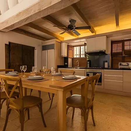 Casa De 3 Hab En La Ciudad Amurallada Con Piscina